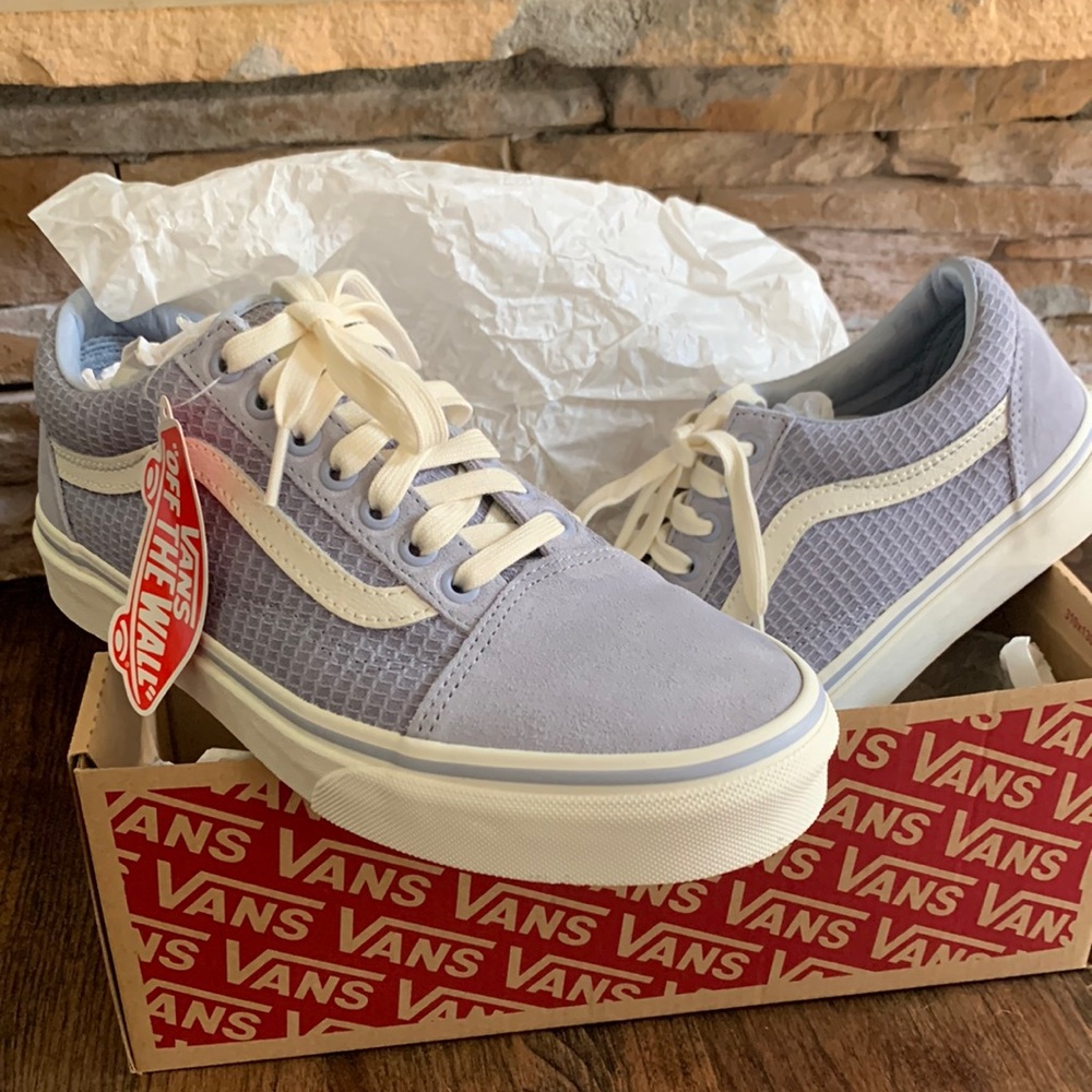 NEW Women’s VANS 8.5 shoe in Box.